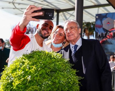 el presidente con el equipo en barcelona