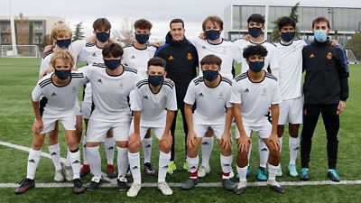 Lucas Vázquez saludó a los participantes de los clínics de la Fundación en la Ciudad Real Madrid