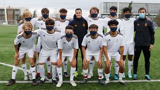 Lucas Vázquez saludó a los participantes de los clínics de la Fundación en la Ciudad Real Madrid