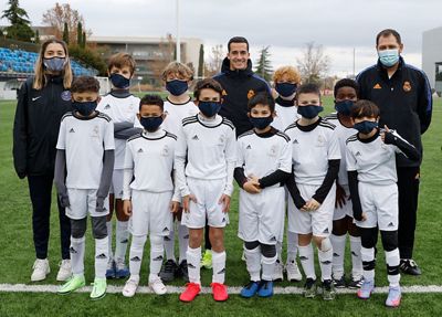 lucas vázquez saludó a los participantes de los clínics de la fundación en la ciudad real madrid
