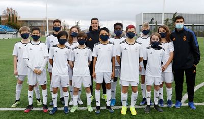 lucas vázquez saludó a los participantes de los clínics de la fundación en la ciudad real madrid