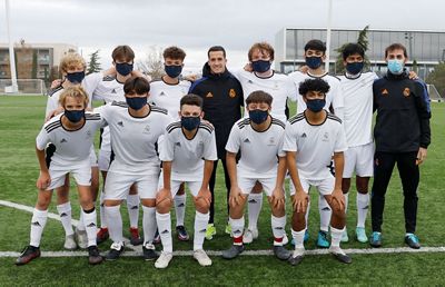 lucas vázquez saludó a los participantes de los clínics de la fundación en la ciudad real madrid