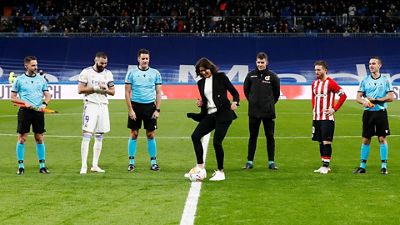 Garbiñe Muguruza hizo el saque de honor en el Real Madrid-Athletic
