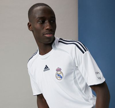 el real madrid y adidas presentan la camiseta de la nueva colección teamgeist