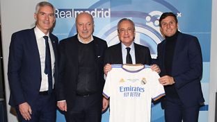 Intercambio de obsequios en el Real Madrid-Inter de Milán