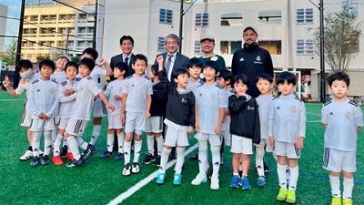 Visita de NTT a la escuela de fútbol de la Fundación en Tokio