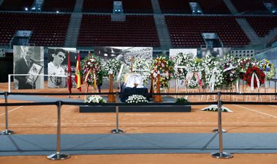 el presidente en la capilla ardiente de manolo santana