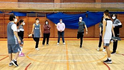 La alcaldesa de Móstoles visita la escuela de baloncesto de la Fundación Real Madrid y la Fundación Iker Casillas