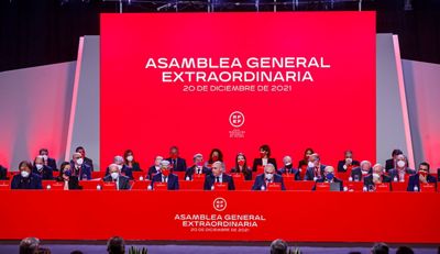 la rfef entregó la medalla de oro y brillantes a la familia de lorenzo sanz