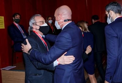 la rfef entregó la medalla de oro y brillantes a la familia de lorenzo sanz