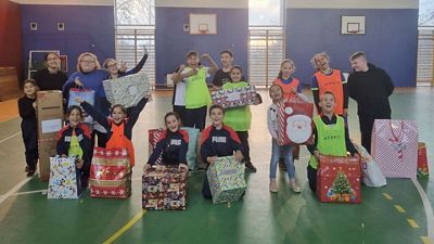 Las escuelas sociodeportivas de Bucarest celebran la Navidad