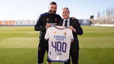 El presidente entrega a Benzema una camiseta por los 400 partidos de Liga