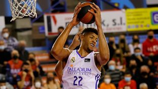 Leaders leaders begin year with another road win