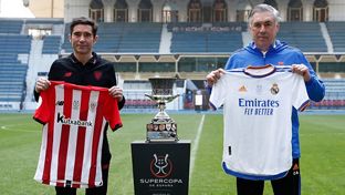 Ancelotti e Marcelino posam juntos com a Supertaça de Espanha