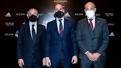 Gifts exchanged at the Super Cup final