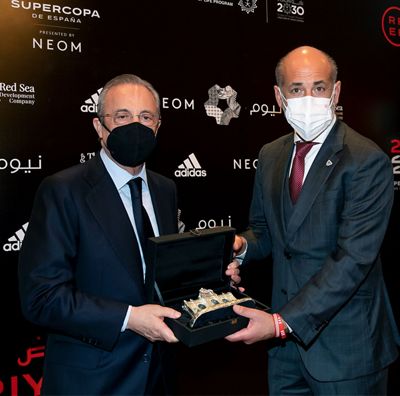 intercambio de obsequios en la final de la supercopa