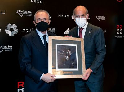 intercambio de obsequios en la final de la supercopa