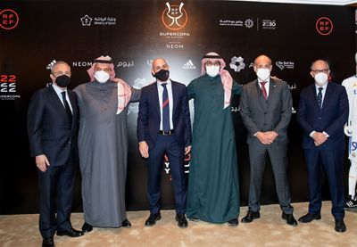 intercambio de obsequios en la final de la supercopa