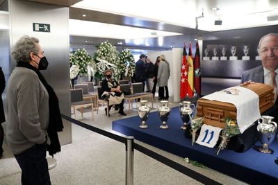 capilla ardiente de paco gento en el santiago bernabéu