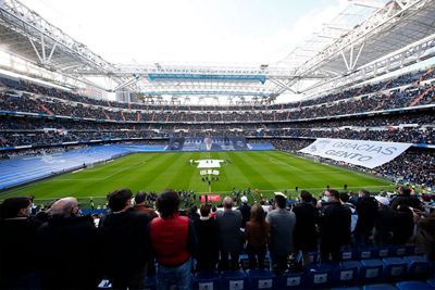 el santiago bernabéu brindó un homenaje a paco gento