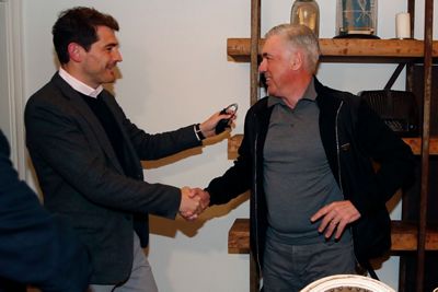 ancelotti recibe la insignia de oro y brillantes de la asociación de exjugadores del real madrid