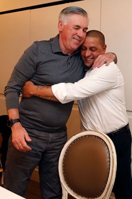 ancelotti recibe la insignia de oro y brillantes de la asociación de exjugadores del real madrid