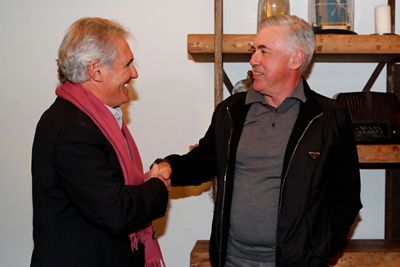 ancelotti recibe la insignia de oro y brillantes de la asociación de exjugadores del real madrid