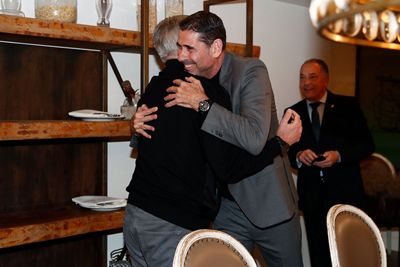 ancelotti recibe la insignia de oro y brillantes de la asociación de exjugadores del real madrid