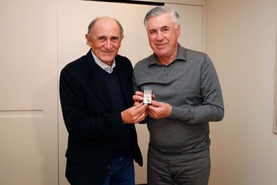 ancelotti recibe la insignia de oro y brillantes de la asociación de exjugadores del real madrid