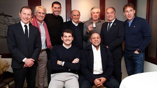 Ancelotti recibe la insignia de oro y brillantes de la Asociación de Exjugadores del Real Madrid