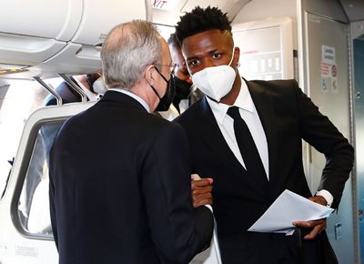 el presidente viaja con el equipo a parís