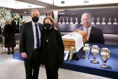 capilla ardiente de paco gento en el santiago bernabéu