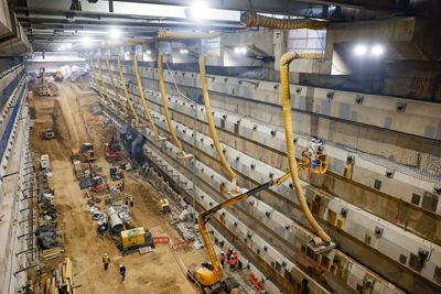 el santiago bernabéu del siglo xxi avanza la viga corona y el impactante invernadero del césped