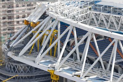 el santiago bernabéu del siglo xxi avanza la viga corona y el impactante invernadero del césped