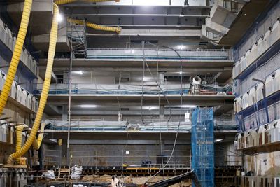 el santiago bernabéu del siglo xxi avanza la viga corona y el impactante invernadero del césped