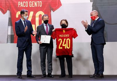 homenaje a gento pachín casado benito e ico aguilar de la asociación española de futbolistas internacionales
