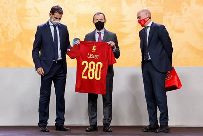 homenaje a gento pachín casado benito e ico aguilar de la asociación española de futbolistas internacionales