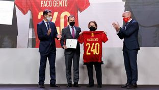 Tributes paid to Gento, Pachín, Casado, Benito and Ico Aguilar by the Spanish Association of International Footballers.