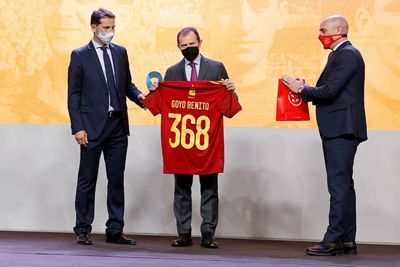 homenaje a gento pachín casado benito e ico aguilar de la asociación española de futbolistas internacionales