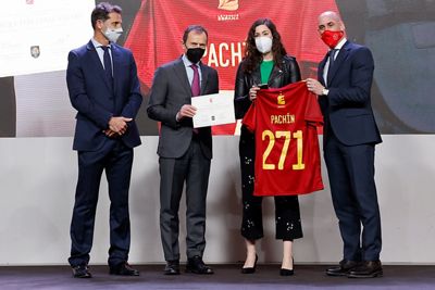 homenaje a gento pachín casado benito e ico aguilar de la asociación española de futbolistas internacionales