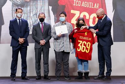 homenaje a gento pachín casado benito e ico aguilar de la asociación española de futbolistas internacionales