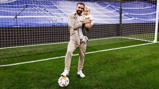 Inside Real Madrid: Día inolvidable para Carvajal. 'Debut' en el Bernabéu de su hijo de 15 meses