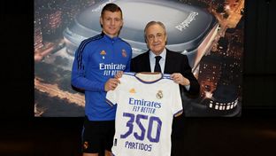 Der Präsident überreicht Kroos ein Trikot für seine 350 Einsätze für Real Madrid