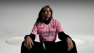 el real madrid presenta la camiseta de edición limitada por su 120 aniversario