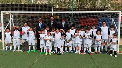 Arbeloa visita la escuela de la Fundación Real Madrid y Ecopilas en Sevilla