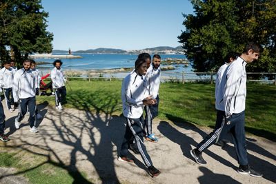 los jugadores dieron un paseo antes del partido contra el celta