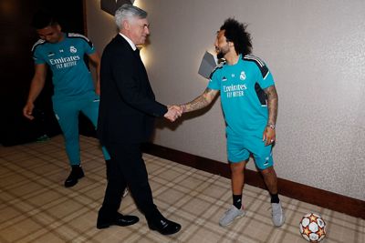 ancelotti saludó a la plantilla en el hotel de concentración