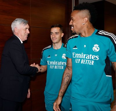 ancelotti saludó a la plantilla en el hotel de concentración