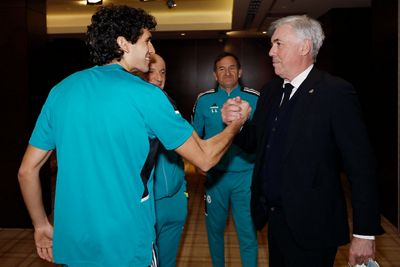 ancelotti saludó a la plantilla en el hotel de concentración