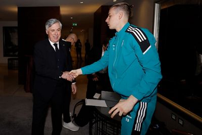 ancelotti saludó a la plantilla en el hotel de concentración